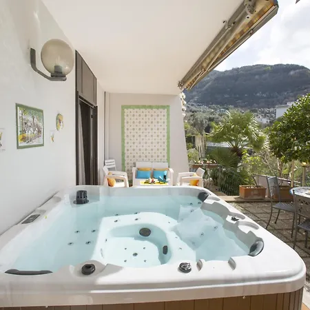 Apartment Apartment In Sorrento With Jacuzzi Garden